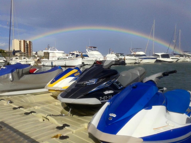 Arcoiris tras las motos de agua
